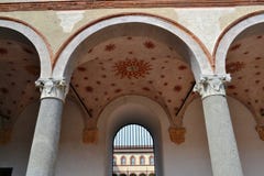 Väggar, kolonner och gallerier av den forntida medeltida fästningen Rocchetta inom den Sforza slotten i Milan arkivbild Väggar, kolonner och gallerier av den forntida medeltida fästningen Rocchetta inom den Sforza slotten i Milan arkivbild