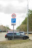 Vägmärken nära bilparkeringen arkivbilder Vägmärken nära bilparkeringen arkivbilder