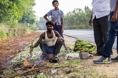 Vägrenarbetare i södra Indien stekhet havre royaltyfri foto Vägrenarbetare i södra Indien stekhet havre royaltyfri foto