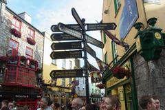 Vägvisare i Irland arkivfoto Vägvisare i Irland arkivfoto