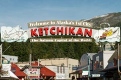Välkommet tecken till Ketchikan Alaska royaltyfri bild Välkommet tecken till Ketchikan Alaska royaltyfri bild