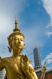 Välkomnande till den Bangkok - Kinnari statyn på det Wat Phra Kaew tempelet royaltyfri bild Välkomnande till den Bangkok - Kinnari statyn på det Wat Phra Kaew tempelet royaltyfri bild