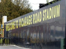 Välkomnande till tecknet för prästgårdvägstadion, ockupationväg, Watford fotografering för bildbyråer Välkomnande till tecknet för prästgårdvägstadion, ockupationväg, Watford fotografering för bildbyråer