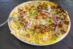 Välsmakande holländska pannkakor med bacon royaltyfri bild Välsmakande holländska pannkakor med bacon royaltyfri bild