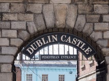 Välvd fot- ingång till Dublin Castle, Irland royaltyfria foton Välvd fot- ingång till Dublin Castle, Irland royaltyfria foton