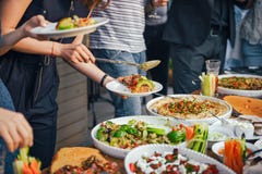 Vänlycka som tycker om Dinning som äter begrepp Matbuffé Sköta om att äta middag Äta partiet Dela begrepp arkivfoton Vänlycka som tycker om Dinning som äter begrepp Matbuffé Sköta om att äta middag Äta partiet Dela begrepp arkivfoton