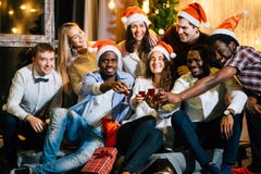 Vänner för julparti på att ha drinken och gyckel arkivbilder Vänner för julparti på att ha drinken och gyckel arkivbilder