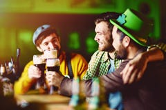 Vänner i irländsk stång arkivbild Vänner i irländsk stång arkivbild