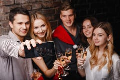Vänner som firar jul som gör selfie fotografering för bildbyråer Vänner som firar jul som gör selfie fotografering för bildbyråer