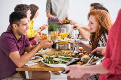 Vänner som möter att sköta om för strikt vegetarian, arkivfoto Vänner som möter att sköta om för strikt vegetarian, arkivfoto