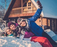 Vänner som spenderar vinterferie arkivfoto Vänner som spenderar vinterferie arkivfoto
