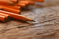 Vässade gula blyertspennor stänger sig upp arkivbild Vässade gula blyertspennor stänger sig upp arkivbild