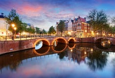 Västra sida för Amsterdam kanaler på skymning Natherlands, Europa royaltyfri foto Västra sida för Amsterdam kanaler på skymning Natherlands, Europa royaltyfri foto