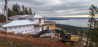 VÄSTRA VANCOUVER, F. KR., KANADA - FEBRUARI 10, 2016: Nytt hem som byggs i västra rekvisita för britt för Vancouver ` s Området f arkivbild VÄSTRA VANCOUVER, F. KR., KANADA - FEBRUARI 10, 2016: Nytt hem som byggs i västra rekvisita för britt för Vancouver ` s Området f arkivbild