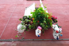Växter som växer i blomkrukor som göras från återanvända plast- flaskor royaltyfri fotografi Växter som växer i blomkrukor som göras från återanvända plast- flaskor royaltyfri fotografi