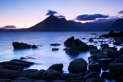 Vågor som kraschar på shoreline med lynnig dramatisk himmel på Elgol på ön av Skye, Skottland, UK arkivbild Vågor som kraschar på shoreline med lynnig dramatisk himmel på Elgol på ön av Skye, Skottland, UK arkivbild