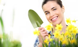 Vår som ler kvinnan i trädgårds-, tar omsorg av blommor royaltyfria foton Vår som ler kvinnan i trädgårds-, tar omsorg av blommor royaltyfria foton