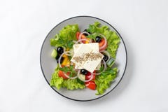 Vårsallad med nya grönsaker, ost och oliv fotografering för bildbyråer Vårsallad med nya grönsaker, ost och oliv fotografering för bildbyråer