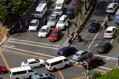 Véhicules privés et publics à une intersection dans la ville de Pasig, Philippines pendant l'heure de pointe pendant le matin photos stock Véhicules privés et publics à une intersection dans la ville de Pasig, Philippines pendant l'heure de pointe pendant le matin photos stock