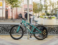 Vélo attaché à un lampadaire dans la rue Russie, Krasnodar, octobre 7,2018 photo stock Vélo attaché à un lampadaire dans la rue Russie, Krasnodar, octobre 7,2018 photo stock