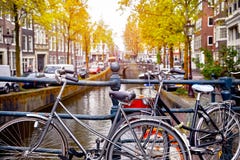 Vélo au-dessus de ville pittoresque de ville d'Amsterdam de canal Photos libres de droits Vélo au-dessus de ville pittoresque de ville d'Amsterdam de canal Photos libres de droits