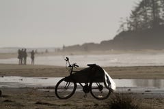 Vélo avec la couverture de planche de surf sur la plage photo libre de droits Vélo avec la couverture de planche de surf sur la plage photo libre de droits