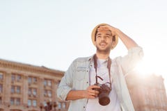 Vérifiez ceci ! Quelle vue ! Jeune touriste heureux des vacances, dedans images stock Vérifiez ceci ! Quelle vue ! Jeune touriste heureux des vacances, dedans images stock
