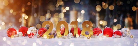 véspera de ano 2018 novo com quinquilharias do Natal e velas do renderin de 3D ilustração stock véspera de ano 2018 novo com quinquilharias do Natal e velas do renderin de 3D ilustração stock