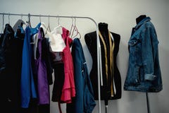 Vêtements accrochant sur le cintre dans le vestiaire photo stock Vêtements accrochant sur le cintre dans le vestiaire photo stock