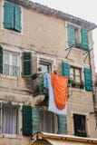 Vêtements secs sur la façade d'un immeuble photo libre de droits Vêtements secs sur la façade d'un immeuble photo libre de droits