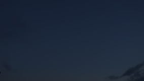 Vídeo de las nubes que se mueven desde puesta del sol a la noche Vídeo de las nubes que se mueven desde puesta del sol a la noche