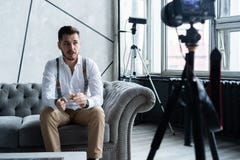 Vídeo masculino joven de la grabación del blogger en casa foto de archivo libre de regalías Vídeo masculino joven de la grabación del blogger en casa foto de archivo libre de regalías