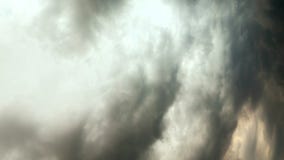 Vídeo vertical Nubes de fuertes lluvias antes de una tormenta time lapse almacen de video Vídeo vertical Nubes de fuertes lluvias antes de una tormenta time lapse almacen de video