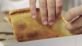 W górę dziewczyny ręka bierze kawałek i przynosi je w jej usta soczysta, otłuszczona pizza, Niezdrowy karmowy pojęcie zbiory wideo W górę dziewczyny ręka bierze kawałek i przynosi je w jej usta soczysta, otłuszczona pizza, Niezdrowy karmowy pojęcie zbiory wideo