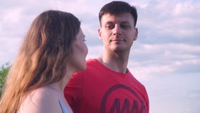 W górę, piękny facet i dziewczyna ono uśmiecha się jesteśmy przyglądający przedni, przy each inny, ściskający, zbiory W górę, piękny facet i dziewczyna ono uśmiecha się jesteśmy przyglądający przedni, przy each inny, ściskający, zbiory