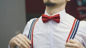 W górę, widok od za, mężczyzna ubiera czerwonego motyla zbiory W górę, widok od za, mężczyzna ubiera czerwonego motyla zbiory