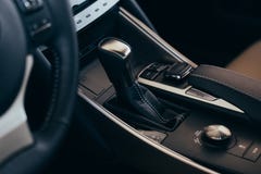 W?hlautomatikgetriebe mit perforiertem Leder innerhalb eines modernen teuren Autos Der Hintergrund wird verwischt stockbilder W?hlautomatikgetriebe mit perforiertem Leder innerhalb eines modernen teuren Autos Der Hintergrund wird verwischt stockbilder