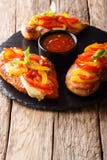 W?rziges cajun beinen das Huhn aus, das mit K?se- und Pfeffernahaufnahme auf einem Brett gebacken wird vertikal stockbilder W?rziges cajun beinen das Huhn aus, das mit K?se- und Pfeffernahaufnahme auf einem Brett gebacken wird vertikal stockbilder