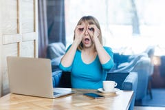 Waar u? Het portret van verraste jonge onderneemster in blauwe blouse zit in koffie en houdt haar handen dichtbij ogen als het ma stock afbeelding Waar u? Het portret van verraste jonge onderneemster in blauwe blouse zit in koffie en houdt haar handen dichtbij ogen als het ma stock afbeelding