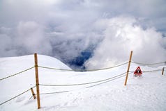 Waarschuwingsbord in de Zwitserse berg van Alpen stock afbeelding Waarschuwingsbord in de Zwitserse berg van Alpen stock afbeelding