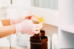 Wachsstange mit Zuckerpastenenthaarung und Sch?nheitskonzept - Zuckerpaste oder Honig f?r das Haarentfernen einwachsen stockbild Wachsstange mit Zuckerpastenenthaarung und Sch?nheitskonzept - Zuckerpaste oder Honig f?r das Haarentfernen einwachsen stockbild