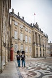 Wachten voor Amalienborg-Kasteel denemarken stock afbeeldingen Wachten voor Amalienborg-Kasteel denemarken stock afbeeldingen