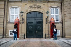 Wachten voor het huis Amalienborg van de Koningshuizenwinter kopenhagen denemarken royalty-vrije stock foto's Wachten voor het huis Amalienborg van de Koningshuizenwinter kopenhagen denemarken royalty-vrije stock foto's