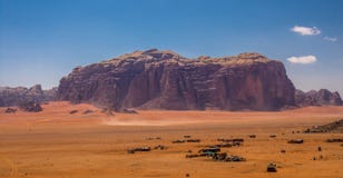 Wadi Rum maestoso, aka valle della luna, di una riserva naturale protetta con le montagne drammatiche dell'arenaria e della rocci fotografie stock Wadi Rum maestoso, aka valle della luna, di una riserva naturale protetta con le montagne drammatiche dell'arenaria e della rocci fotografie stock