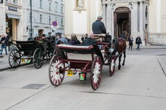 Wagen mit Pferden, Fahrer und Touristen in Wien auf einem Sightseeing-Tour um die Stadt stockfoto Wagen mit Pferden, Fahrer und Touristen in Wien auf einem Sightseeing-Tour um die Stadt stockfoto