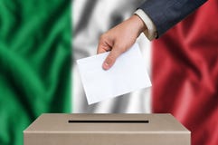 Wahl in Italien - wählend an der Wahlurne Lizenzfreie Stockfotos Wahl in Italien - wählend an der Wahlurne Lizenzfreie Stockfotos