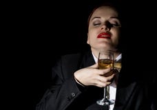 Wahnsinnige in einer Mann ` s Klage trinken Champagner, lachen wild lizenzfreies stockbild Wahnsinnige in einer Mann ` s Klage trinken Champagner, lachen wild lizenzfreies stockbild