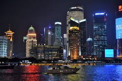 Waitandijk bij nacht in Shanghai China, rivier stock afbeelding Waitandijk bij nacht in Shanghai China, rivier stock afbeelding