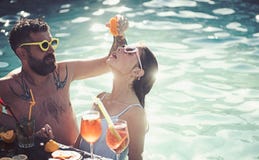Wakacje i pływać przy morzem Para brodaty mężczyzna i kobieta z koktajlem i owoc w Miami Koktajl przy mężczyzną fotografia stock Wakacje i pływać przy morzem Para brodaty mężczyzna i kobieta z koktajlem i owoc w Miami Koktajl przy mężczyzną fotografia stock