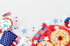 Wakacje 4th Lipa tło z flaga amerykańską dekorującą słodcy foods, gwiazdy i confetti, Szczęśliwy dnia niepodległości stół obrazy stock Wakacje 4th Lipa tło z flaga amerykańską dekorującą słodcy foods, gwiazdy i confetti, Szczęśliwy dnia niepodległości stół obrazy stock